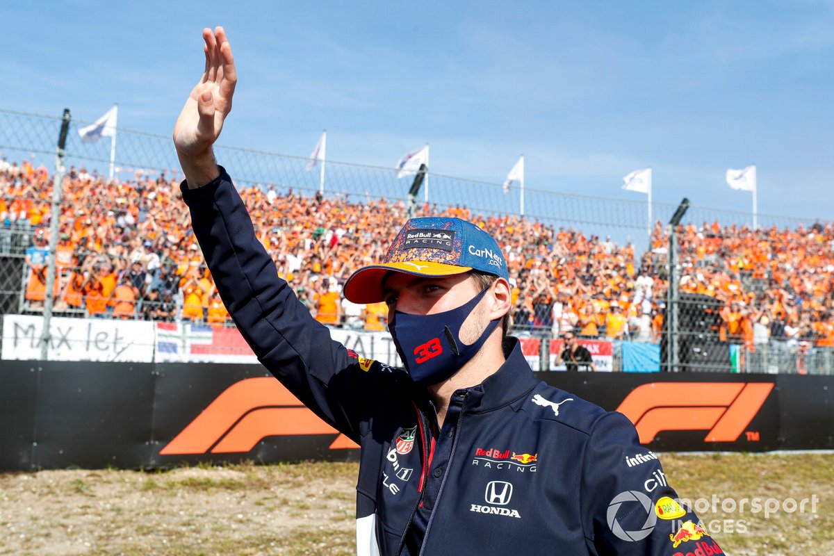 Max Verstappen, Red Bull Racing, saluda a los fans en Zandvoort 2021