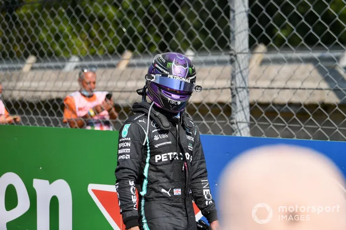 Lewis Hamilton, de Mercedes, se aleja del lugar del accidente
