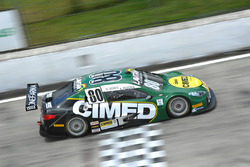 Carro de Marcos Gomes y Antonio Pizzonia cruza la meta