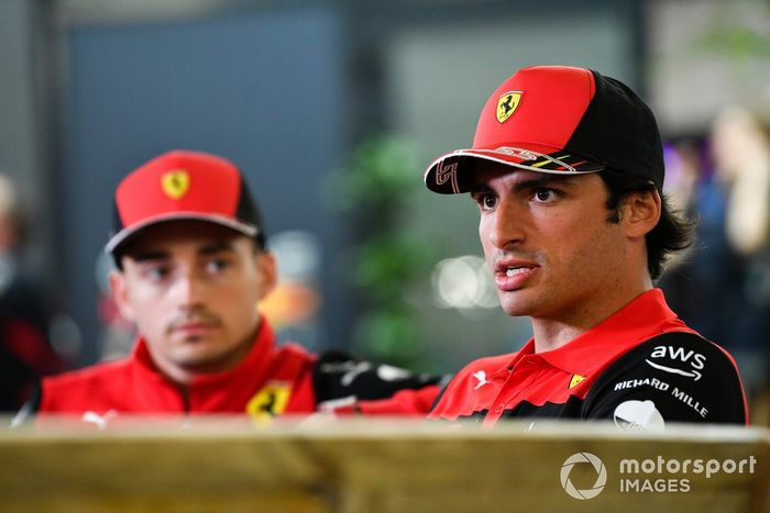 Carlos Sainz Jr., Ferrari y Charles Leclerc, Ferrari durante una entrevista 