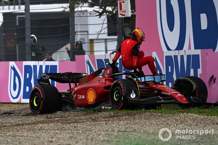 Carlos Sainz Jr., Ferrari F1-75, salta de su coche tras estrellarse en la Q2