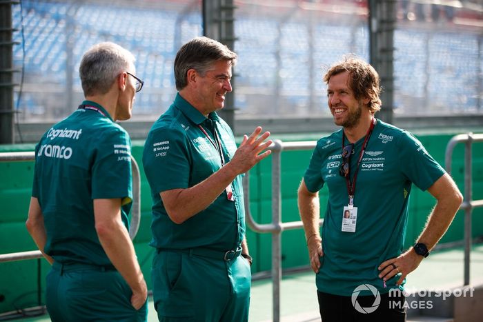 Sebastian Vettel, Aston Martin, Stevenson, director deportivo, Aston Martin y Mike Krack, jefe del equipo Aston Martin F1