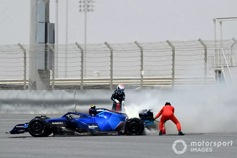 Nicholas Latifi, Williams FW44, si ferma a causa di un incendio all'impianto frenante posteriore 