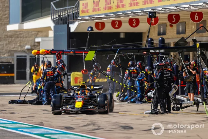 Sergio Pérez, Red Bull Racing RB20 tras una parada en boxes