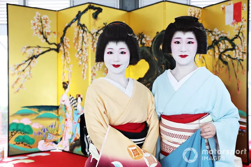 Les Geishas traditionnelles avant le Grand Prix de F1 