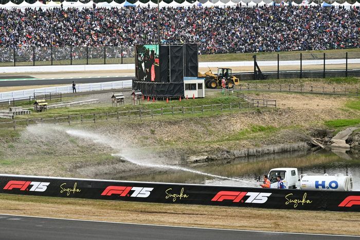 Los alguaciles rocían agua para humedecer la hierba y evitar incendios en las vías.