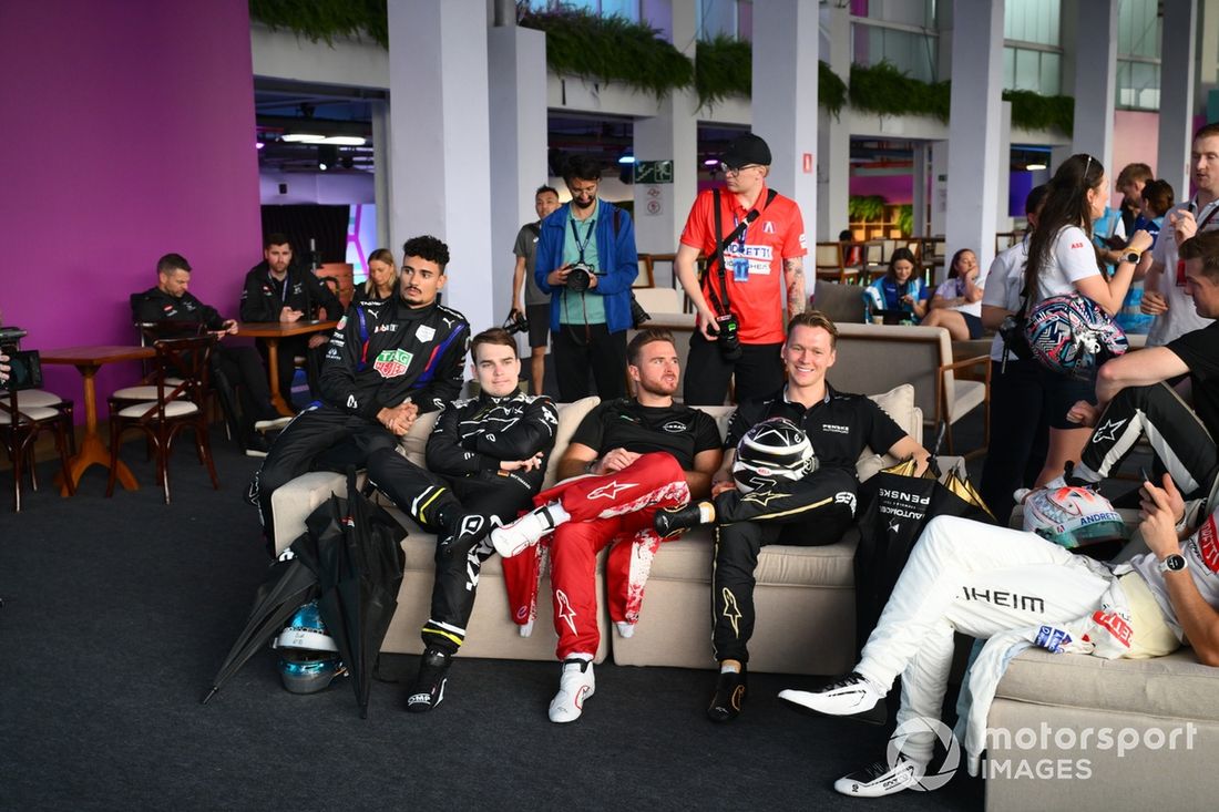 Pascal Wehrlein , TAG Heuer Porsche Formula E Team, David Beckmann , Kiro Race Co, Oliver Rowland , Nissan Formula E Team, Maximilian Gunther , DS Penske, miran mientras se sientan en el paddock.