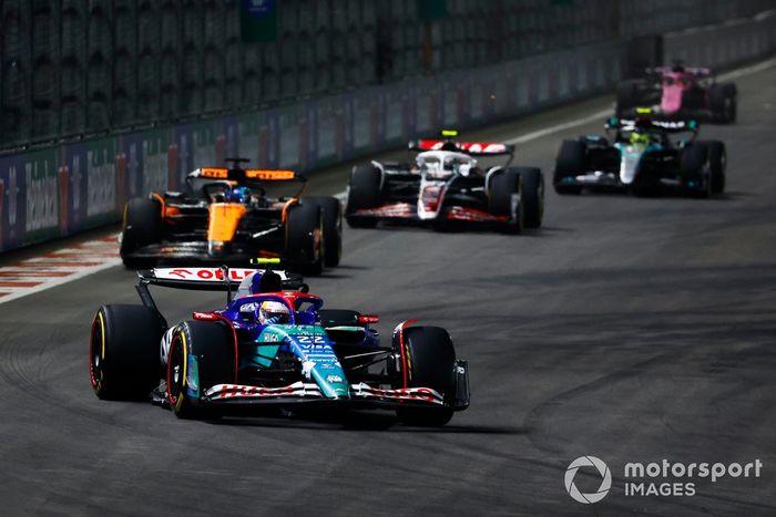 Yuki Tsunoda, RB F1 Team VCARB 01, Oscar Piastri, McLaren MCL38, Nico Hulkenberg, Haas VF-24.