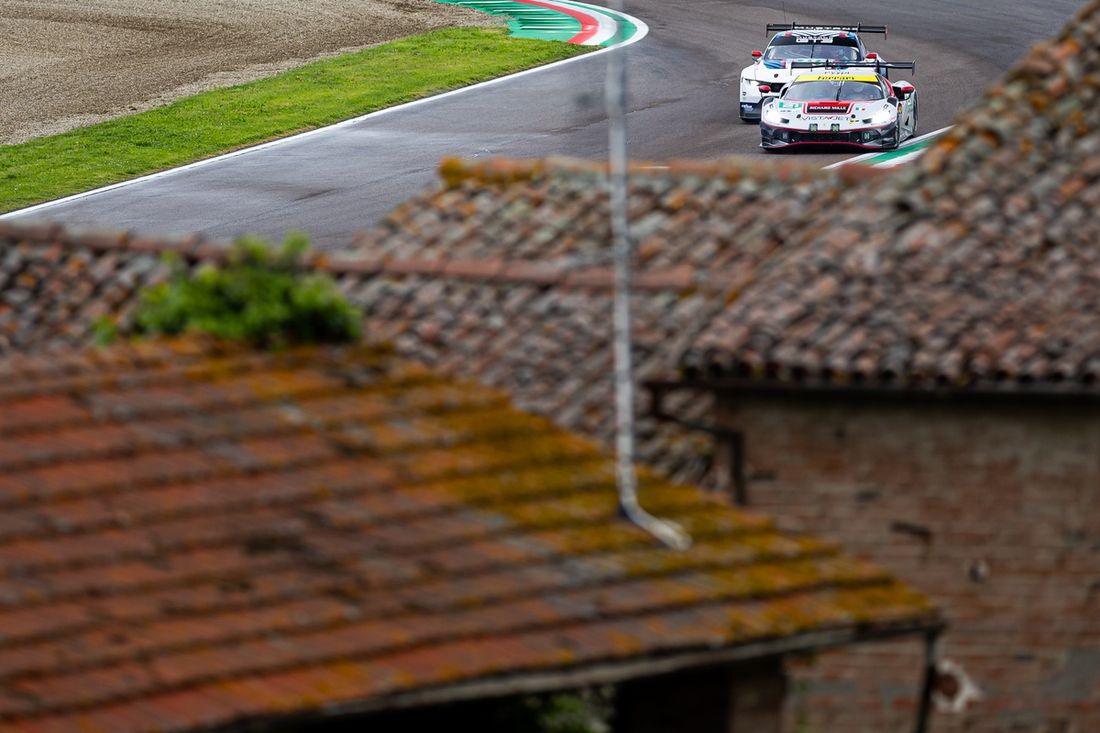 #21 Vista AF Corse Ferrari 296 LMGT3: Francois Heriau, Simon Mann, Alessio Rovera, #77 Proton Competition Ford Mustang LMGT3: Bernardo Sousa, Ben Tuck, Benjamin Barker