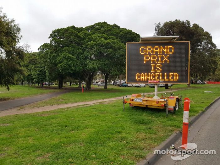 Tablero con mensaje: El Gran Premio de Australia ha sido cancelado