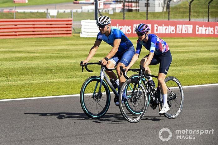 Valtteri Bottas, Mercedes-AMG F1 y Tiffany Cromwell en bicicleta