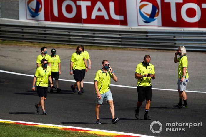 El equipo de Aston Martin Racing caminan por el circuito