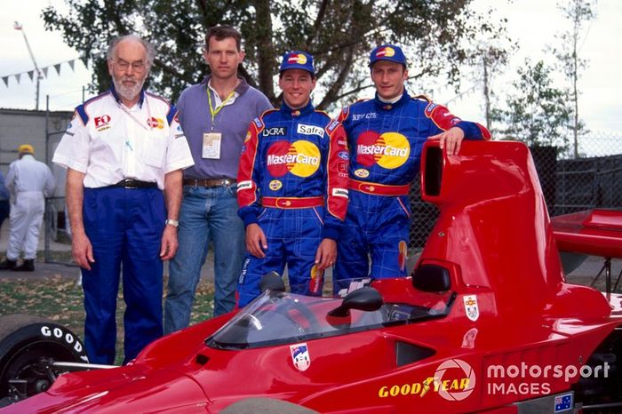 Eric Broadley, Lola Team Principal, a guest, Ricardo Rosset,  Lola and Vincenzo Sospiri, Lola