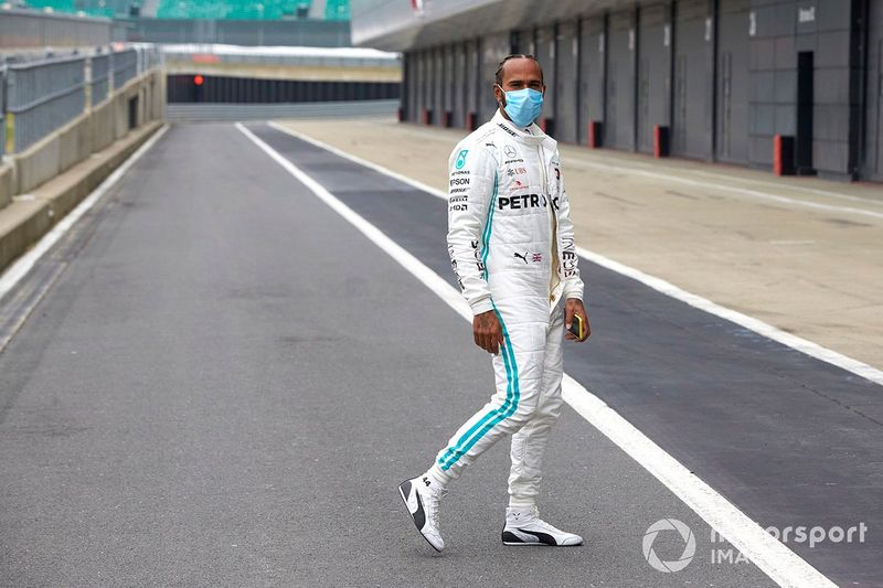 Lewis Hamilton con mascarilla