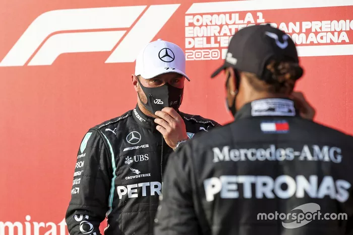 Ganador de la pole position Valtteri Bottas, Mercedes-AMG F1 y segundo Lewis Hamilton, Mercedes-AMG F1 celebran en Parc Ferme