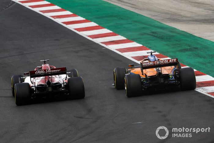 Kimi Raikkonen, Alfa Romeo Racing C39, Carlos Sainz Jr., McLaren MCL35