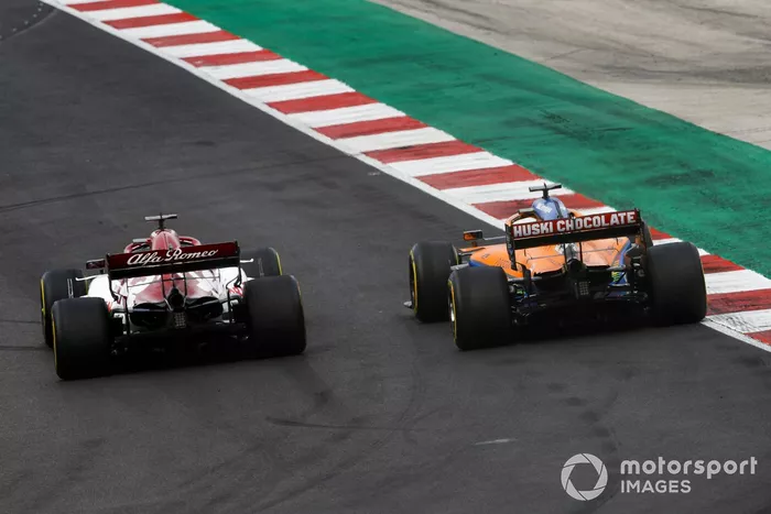 Kimi Raikkonen, Alfa Romeo Racing C39, Carlos Sainz Jr., McLaren MCL35