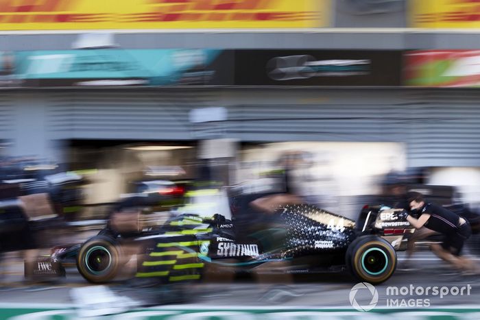 Lewis Hamilton, Mercedes F1 W11, pit lane