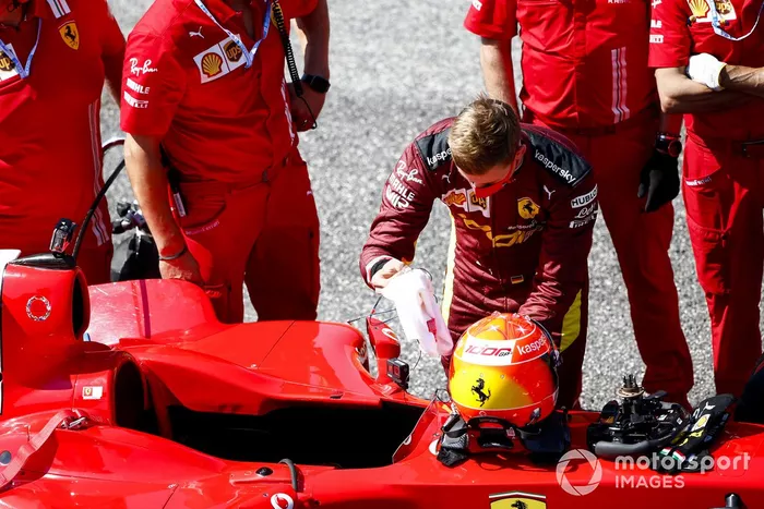 Mick Schumacher se prepara para conducir el Ferrari F2004