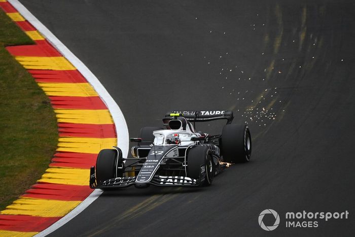 Yuki Tsunoda, AlphaTauri AT03, echa chispas