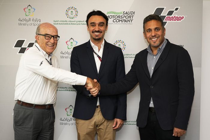 Carmelo Ezpeleta, CEO de Dorna con Su Alteza Real el Príncipe Abdulaziz bin Turki Al-Faisal, Ministro de Deporte de Arabia Saudí y Khalid Bin Sultan Al Abdullah Al-Faisal, presidente de la Federación del Automóvil de Arabia Saudí y la Motorcycle Federation y la Saudi Motorsport Company (SMC)