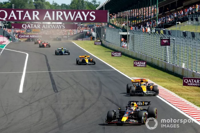 Max Verstappen, Red Bull Racing RB19, Oscar Piastri, McLaren MCL60, Lando Norris, McLaren MCL60