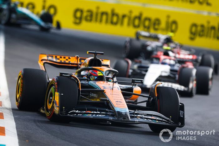 Oscar Piastri, McLaren MCL60, Yuki Tsunoda, AlphaTauri AT04