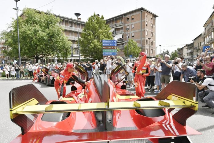 Desfile Ferrari 499P Maranello