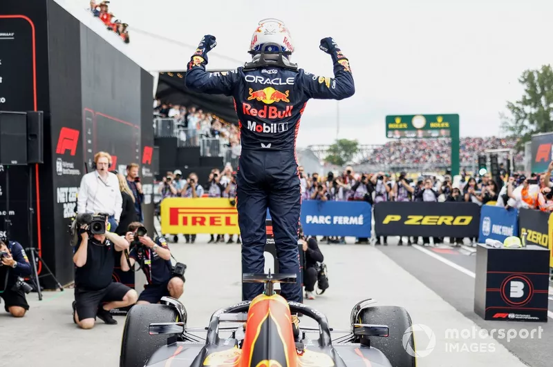 Max Verstappen, Red Bull Racing RB19, 1° posizione, festeggia all'arrivo in Parco Chiuso