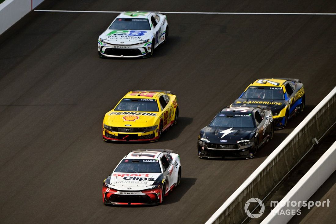 Denny Hamlin, Joe Gibbs Racing, Sport Clips Haircuts Toyota Camry y Joey Logano, Team Penske, Shell Pennzoil Ford Mustang.