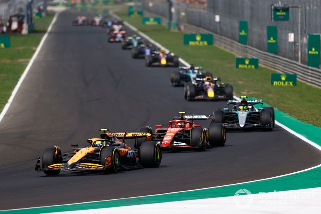 Lando Norris, McLaren MCL38, Carlos Sainz, Ferrari SF-24, Lewis Hamilton, Mercedes F1 W15 