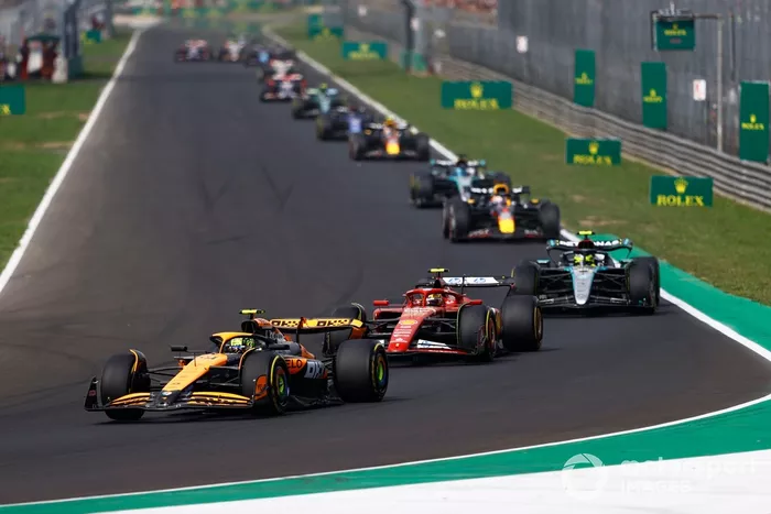 Lando Norris, McLaren MCL38, Carlos Sainz, Ferrari SF-24, Lewis Hamilton, Mercedes F1 W15
