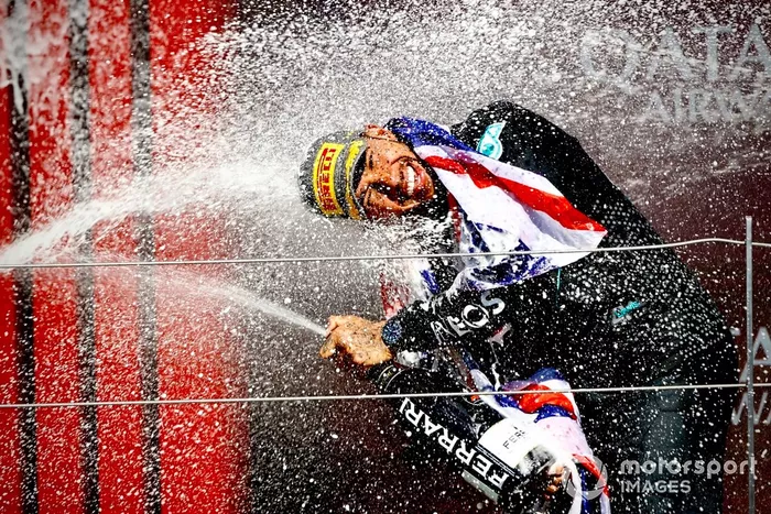 Lewis Hamilton, Mercedes-AMG F1 Team, 1ª posición, lo celebra en el podio con champán