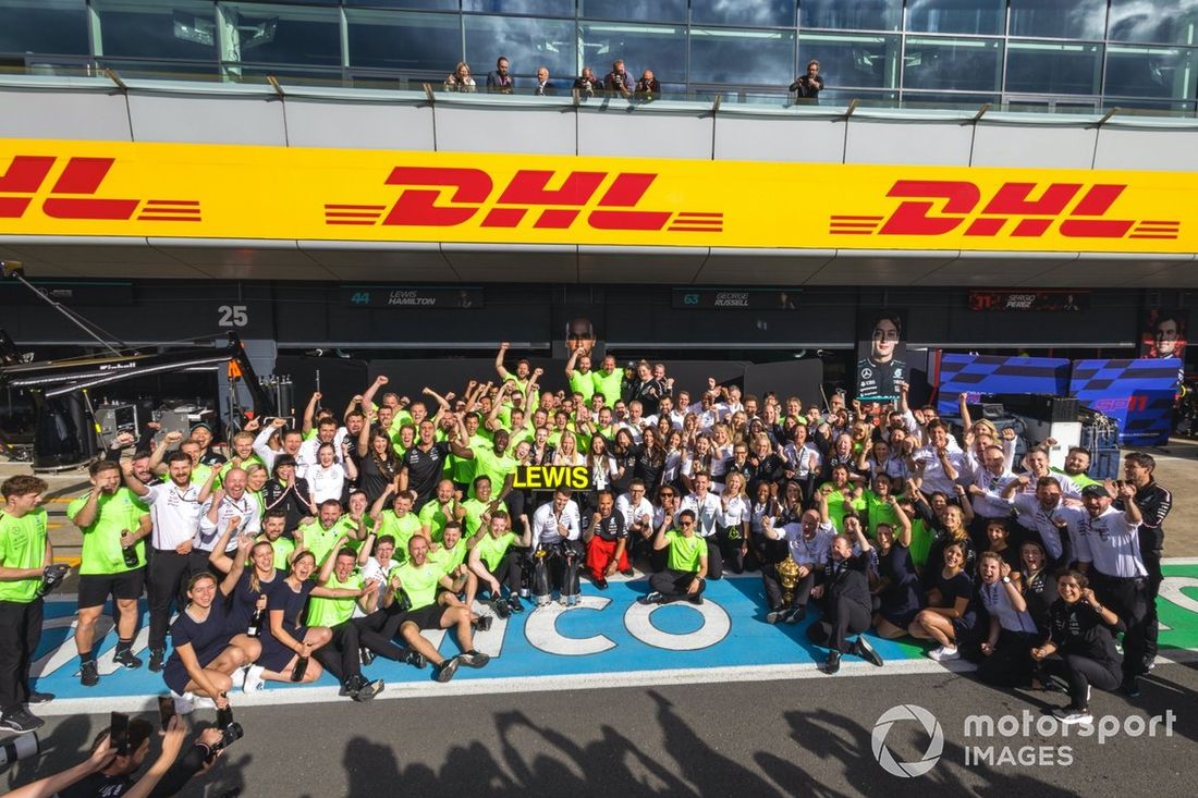 Lewis Hamilton, Mercedes-AMG F1 Team, 1. pozycja, Peter Bonnington, starszy inżynier wyścigowy, Mercedes-AMG F1 Team, zespół Mercedesa świętuje zwycięstwo po wyścigu