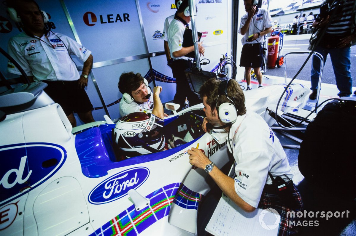 Jos Verstappen met de Stewart-Ford SF02 in de pitbox.