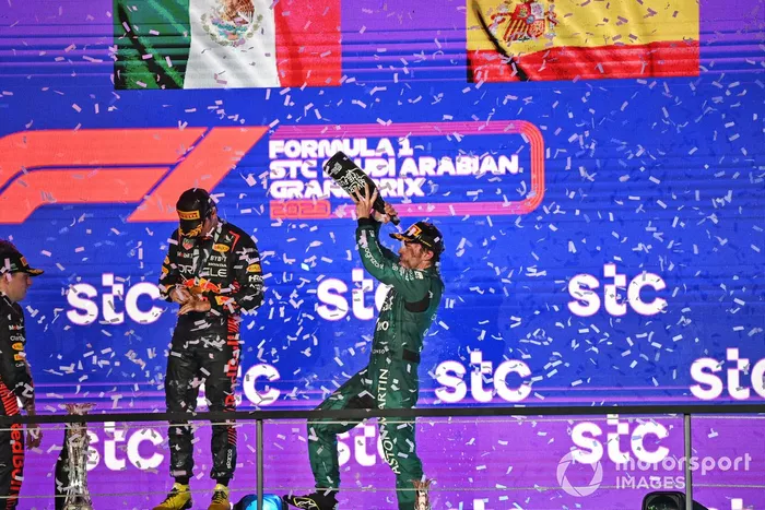 Sergio Pérez, Red Bull Racing, ganador, Fernando Alonso, Aston Martin F1 Team, tercero, en el podio
