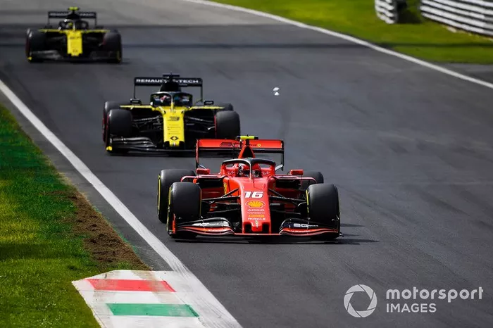 Charles Leclerc, Ferrari SF90, precede Daniel Ricciardo, Renault F1 Team R.S.19, e Nico Hulkenberg, Renault F1 Team R.S. 19