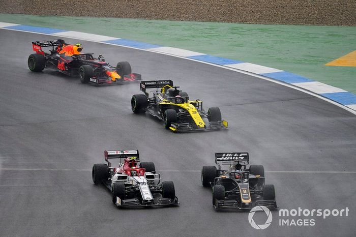 Romain Grosjean, Haas F1 Team VF-19 lidera Antonio Giovinazzi, Alfa Romeo Racing C38, Daniel Ricciardo, Renault F1 Team R.S.19 y Pierre Gasly, Red Bull Racing RB15 