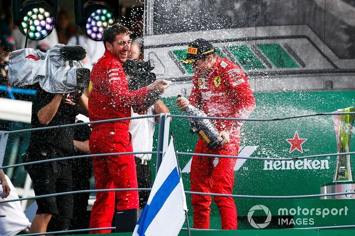 Matteo Togninalli, Jefe de Ingeniería de Pista, Ferrari, y Charles Leclerc, Ferrari, 1ª posición, celebran en el podio