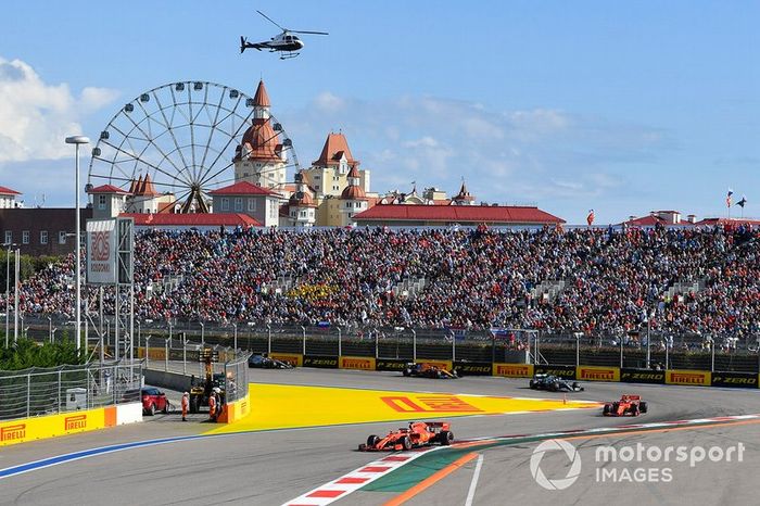 Sebastian Vettel, Ferrari SF90, precede Charles Leclerc, Ferrari SF90 Lewis Hamilton, Mercedes AMG F1 W10, Carlos Sainz Jr., McLaren MCL34, Valtteri Bottas, Mercedes AMG W10, Lando Norris, McLaren MCL34 e il resto delle auto all'inizio della gara