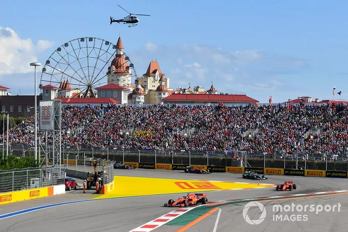 Sebastian Vettel, Ferrari SF90, precede Charles Leclerc, Ferrari SF90 Lewis Hamilton, Mercedes AMG F1 W10, Carlos Sainz Jr., McLaren MCL34, Valtteri Bottas, Mercedes AMG W10, Lando Norris, McLaren MCL34 e il resto delle auto all'inizio della gara