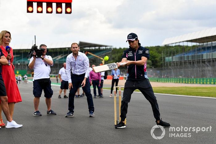 Sergio Perez, Racing Point, jugando a cricket 