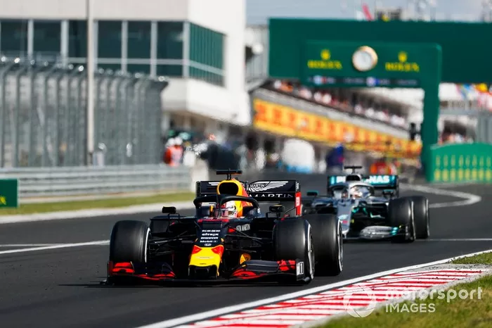 Max Verstappen, Red Bull Racing RB15, lidera a Lewis Hamilton, Mercedes AMG F1 W10