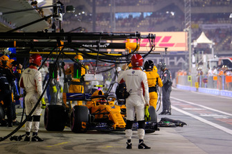 Stoffel Vandoorne, McLaren Renault pit stop
