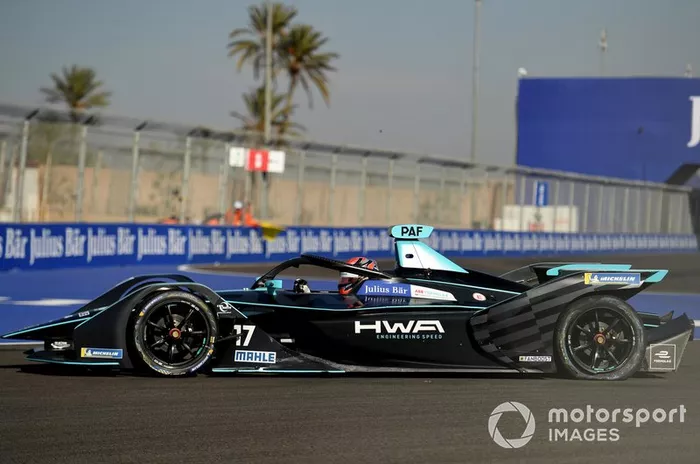 Gary Paffett, HWA Racelab, VFE-05, con un pinchazo en la rueda trasera