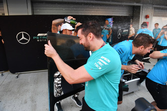 Race winner Lewis Hamilton, Mercedes AMG F1 celebrates with the champagne and the team