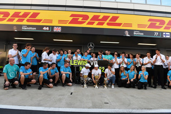 Lewis Hamilton, Mercedes AMG F1, Valtteri Bottas, Mercedes AMG F1, George Russell, Mercedes AMG F1 ve the team