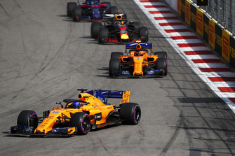 Fernando Alonso, McLaren MCL33 ve Stoffel Vandoorne, McLaren MCL33 ve Daniel Ricciardo, Red Bull Racing RB14