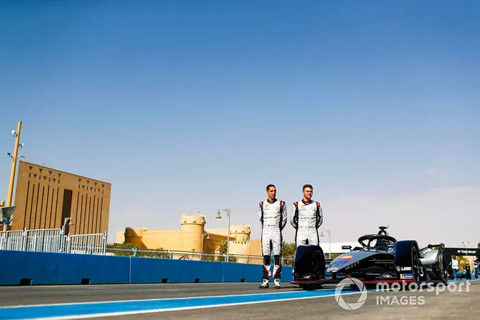Sébastien Buemi, Nissan e.Dams, Oliver Rowland, Nissan e.Dams, posan para una foto