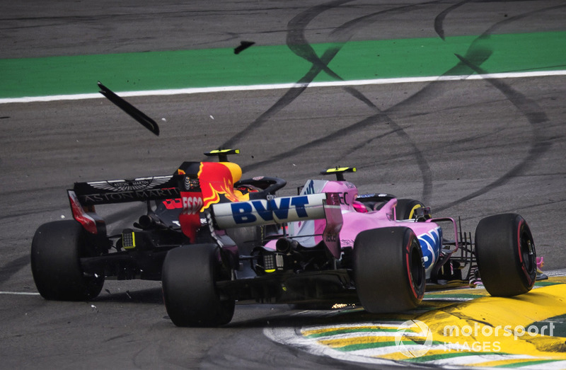 Le leader Max Verstappen, Red Bull Racing RB14 s'accroche avec Esteban Ocon, Racing Point Force India VJM11